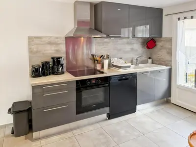 Cuisine ou kitchenette dans l'établissement Vallée de la Jordanne, Maison cosy 6pers, terrasse