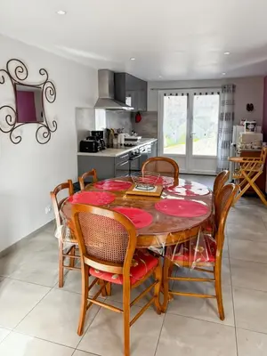 Cuisine ou kitchenette dans l'établissement Vallée de la Jordanne, Maison cosy 6pers, terrasse