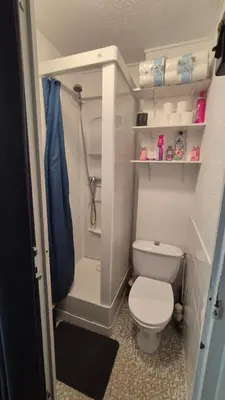 Salle de bains dans l'établissement Résidence les grands horizon