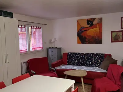 Coin salon dans l'établissement Studio central au Lioran avec terrasse et parking - FR-1-787-125