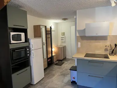 Cuisine ou kitchenette dans l'établissement Appartement duplex 6/8 pers, centre station, Le Lioran - FR-1-787-124