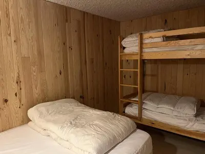 Un ou plusieurs lits dans un hébergement de l'établissement Appartement duplex 6/8 pers, centre station, Le Lioran - FR-1-787-124
