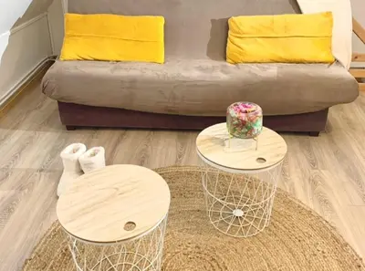 Coin salon dans l'établissement Très Agreable Logement à Aubusson hypercentre, parking gratuit à proximité et changement récent de personnel