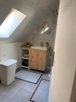 Salle de bains dans l'établissement Très Agreable Logement à Aubusson hypercentre, parking gratuit à proximité et changement récent de personnel