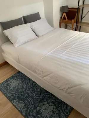 Un ou plusieurs lits dans un hébergement de l'établissement Très Agreable Logement à Aubusson hypercentre, parking gratuit à proximité et changement récent de personnel