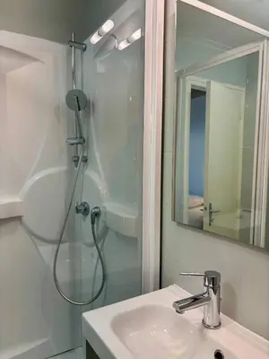 Salle de bains dans l'établissement Brive Republique