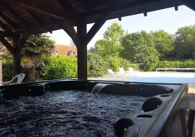 Piscine de l'établissement Domaine de la Vaysse-24 Couchages ou située à proximité