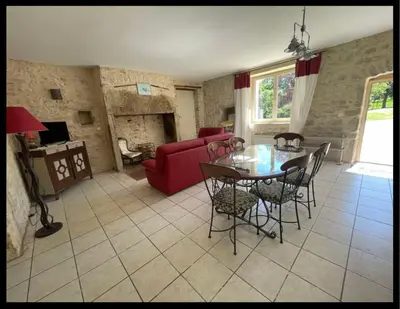 Coin salon dans l'établissement Gîte le Cantou, Martel avec piscine & jacuzzi