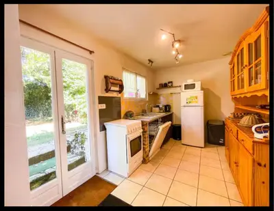 Cuisine ou kitchenette dans l'établissement Gîte le Cantou, Martel avec piscine & jacuzzi