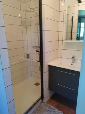 Salle de bains dans l'établissement L'étang du griffolet 2
