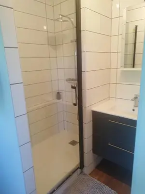 Salle de bains dans l'établissement L'étang du griffolet 2