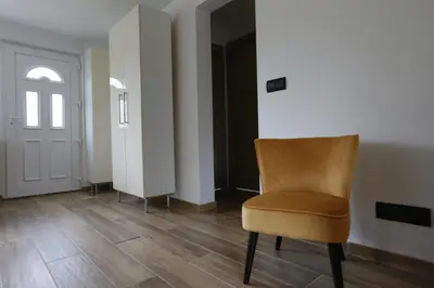 Coin salon dans l'établissement Le vert logis - lac & parc privés