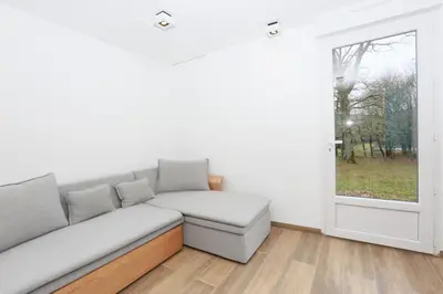 Coin salon dans l'établissement Le vert logis - lac & parc privés