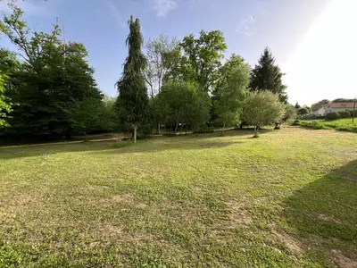 Jardin de l'établissement Le vert logis - lac & parc privés