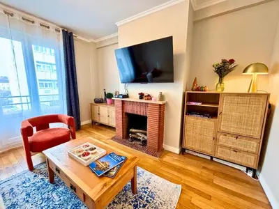 Télévision ou salle de divertissement dans l'établissement FITZ JAMES 2 Bedrooms 2 Bathrooms in Historic Center