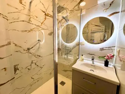 Salle de bains dans l'établissement FITZ JAMES 2 Bedrooms 2 Bathrooms in Historic Center