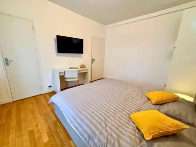 Un ou plusieurs lits dans un hébergement de l'établissement FITZ JAMES 2 Bedrooms 2 Bathrooms in Historic Center