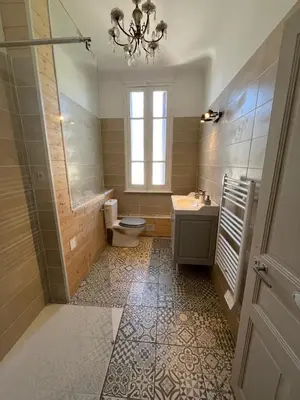 Salle de bains dans l'établissement Treignac
