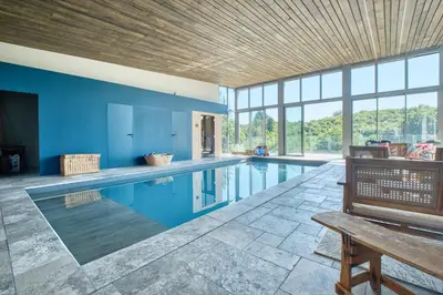 Piscine de l'établissement La Grange de Louvadour ou située à proximité