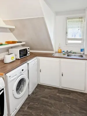 Cuisine ou kitchenette dans l'établissement La maison des Hortensias Vic-Sur-Cère, 10 pers