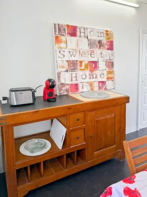 Cuisine ou kitchenette dans l'établissement La maison des Hortensias Vic-Sur-Cère, 10 pers