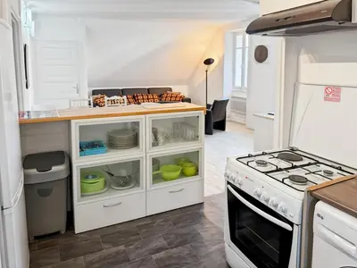 Cuisine ou kitchenette dans l'établissement La maison des Hortensias Vic-Sur-Cère, 10 pers