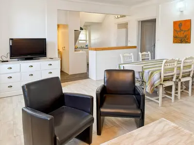 Télévision ou salle de divertissement dans l'établissement La maison des Hortensias Vic-Sur-Cère, 10 pers
