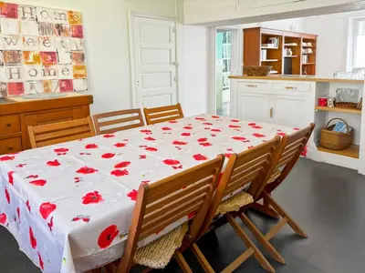 Cuisine ou kitchenette dans l'établissement La maison Hortensias Vic-Sur-Cère - 4pers