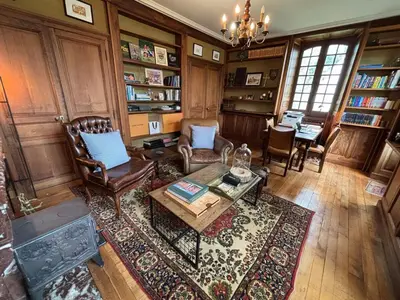 Bibliothèque dans la villa