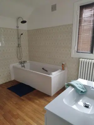 Salle de bains dans l'établissement L'étang du griffolet 3