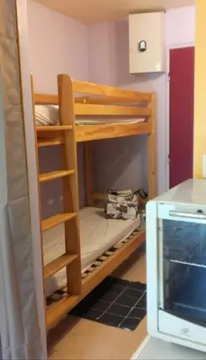 Un ou plusieurs lits dans un hébergement de l'établissement Appt au lioran à Laveissiere, 6pers, 1 chambre, lits superposés et canapé