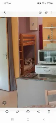 Cuisine ou kitchenette dans l'établissement Appt au lioran à Laveissiere, 6pers, 1 chambre, lits superposés et canapé