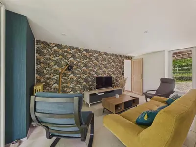 Télévision ou salle de divertissement dans l'établissement Grand jardin et terrasse - maison pour 7