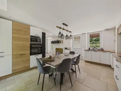 Cuisine ou kitchenette dans l'établissement Grand jardin et terrasse - maison pour 7