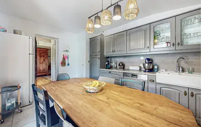 Cuisine ou kitchenette dans l'établissement Awesome Home In Saint-Oradoux-De-Chiro