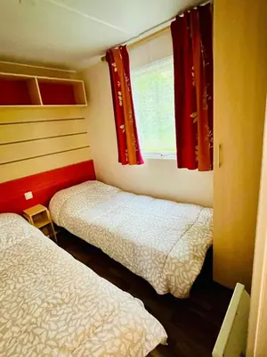 Un ou plusieurs lits dans un hébergement de l'établissement Mobil-home 159 camping Les Clarines