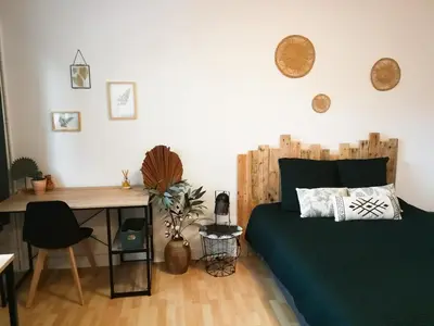 Coin salon dans l'établissement JOLI STUDIO AVEC PARKING ET NETFLIX - Proche du palais des exposition, du stade de Beaublanc et du Zenith