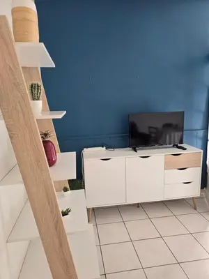 Télévision ou salle de divertissement dans l'établissement Appartement rez de jardin avec terrasse privative