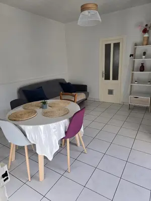 Coin salon dans l'établissement Appartement rez de jardin avec terrasse privative