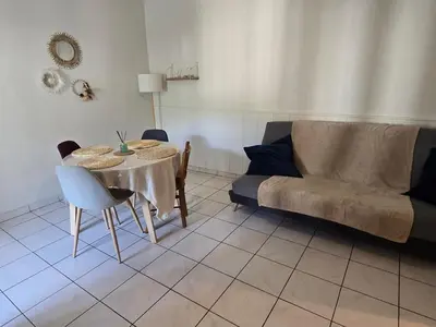 Coin salon dans l'établissement Appartement rez de jardin avec terrasse privative