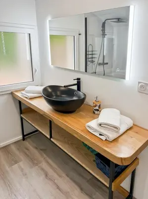 Salle de bains dans l'établissement Maison au cœur de la vallée du Cantal - 2pers