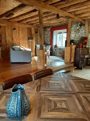 Coin salon dans l'établissement Le Gîte du Bois de l'Hiver, Grange de caractère avec vue sur le Puy-de-Dôme