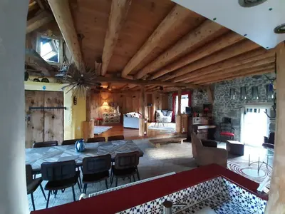 Coin salon dans l'établissement Le Gîte du Bois de l'Hiver, Grange de caractère avec vue sur le Puy-de-Dôme