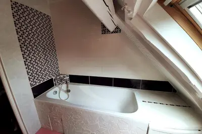 Salle de bains dans l'établissement Le Gîte du Bois de l'Hiver, Grange de caractère avec vue sur le Puy-de-Dôme