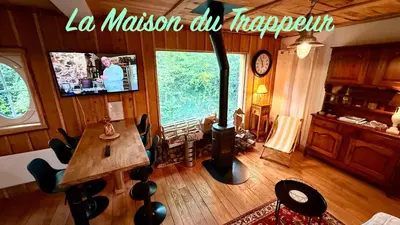 Télévision ou salle de divertissement dans l'établissement La maison du Trappeur et la cabane des sources
