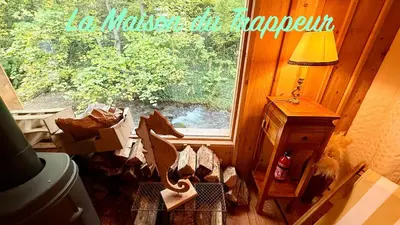 Coin salon dans l'établissement La maison du Trappeur et la cabane des sources