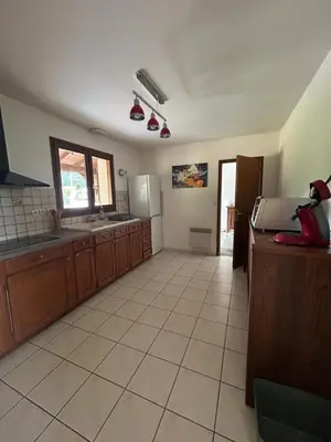 Cuisine ou kitchenette dans l'établissement Maison avec verger