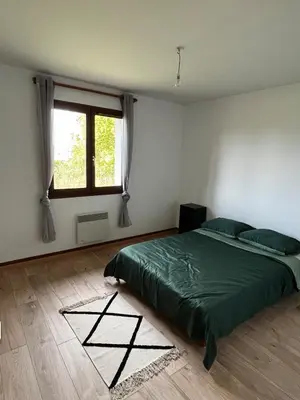 Un ou plusieurs lits dans un hébergement de l'établissement Maison avec verger