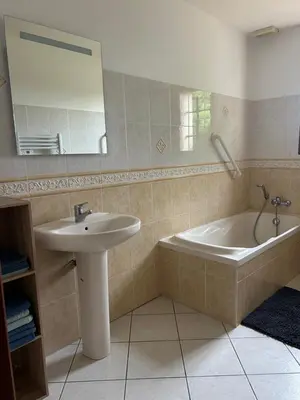 Salle de bains dans l'établissement Maison avec verger