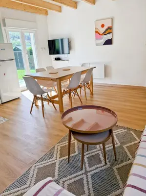 Télévision ou salle de divertissement dans l'établissement Maison familiale en montagne - 6 pers - Le Lioran